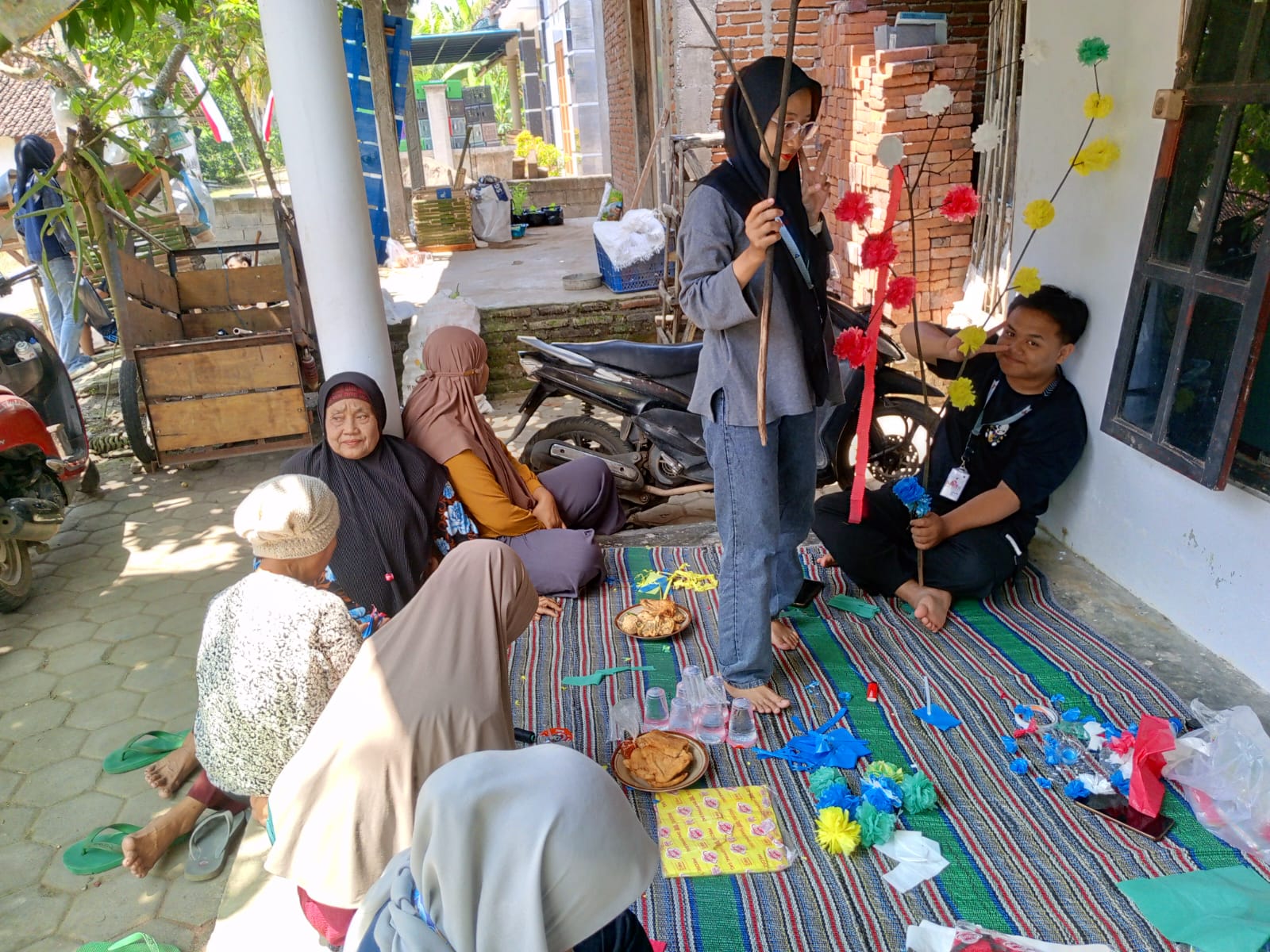 Ibu-Ibu-RW-1-Dusun-Kedungrejo---Sambimulyo-Membuat-Bunga-dari-Plastik-Bekas-bersama-Mahasiswa-KKN-UAD