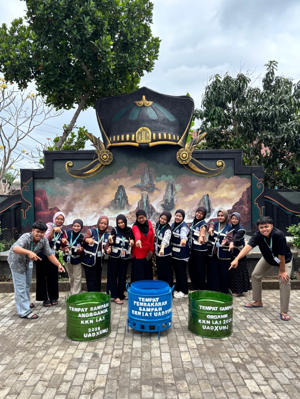 KKN UNIT I.A1 UAD dan UNMU Jember Dorong Pengelolaan Sampah di RTH RW 01 Desa Sambimulyo