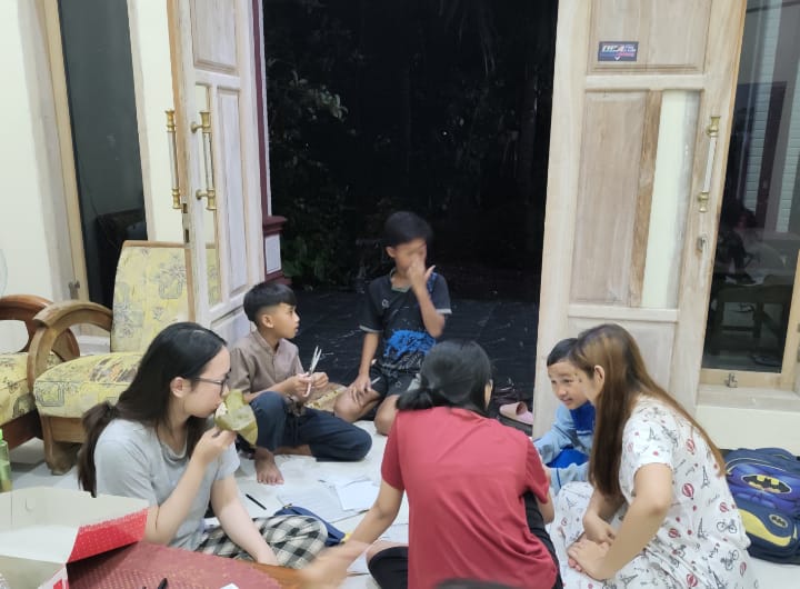 Mahasiswa KKN BBK 7 Unair Gelar Kegiatan Belajar Rutin Bagi Anak-anak Desa Sambimulyo