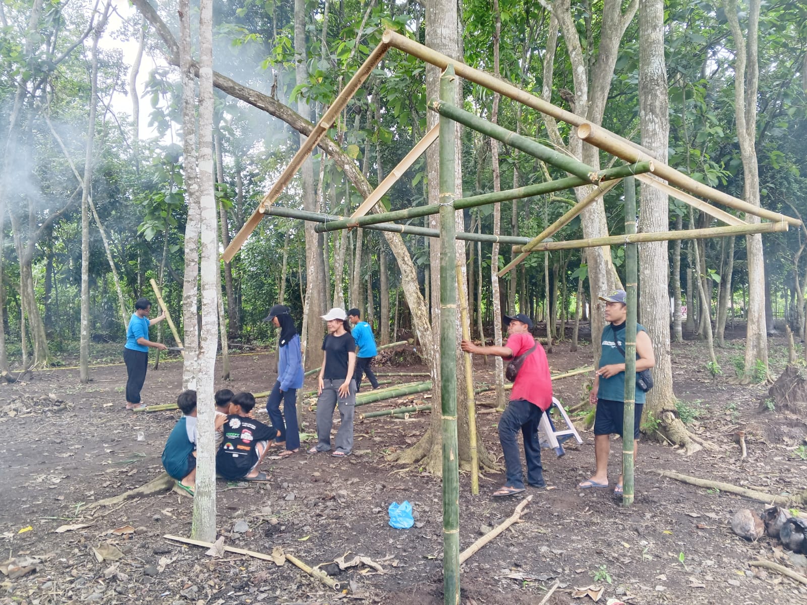 Pemuda Dan Mahasiswa KKN Bangun Pasar Tradisional Jati Lincip Desa Sambimulyo
