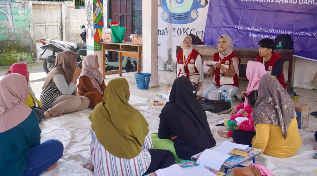 PELATIHAN-PENGOLAHAN-MINYAK-JELANTAH-JADI-LILIN-OLEH-MAHASISWA-KKN-UAD-DI-POSYANDU-SAMBIMULYO