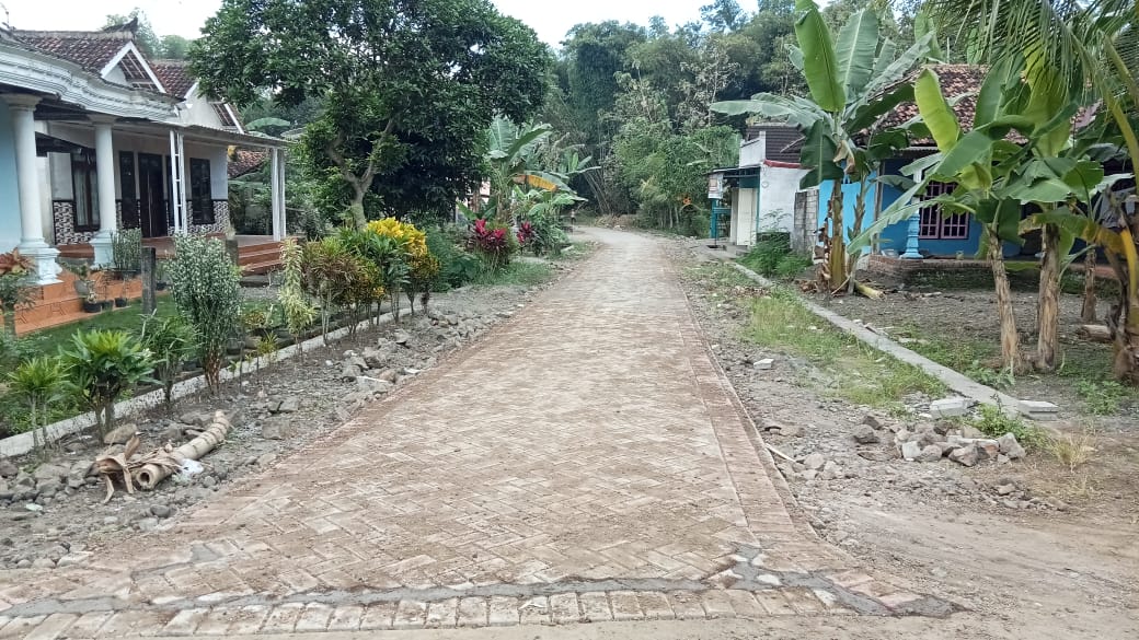 Proyek Pavingisasi di Dusun Sambirejo RT 3 RW 4 Sambimulyo Selesai