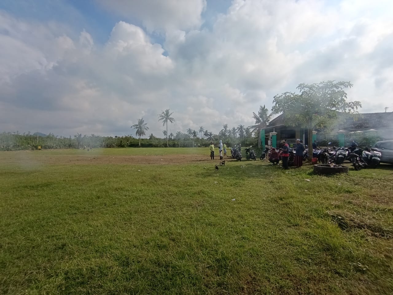 Jajaran Pemdes Sambimulyo Kerja Bakti Rapikan Lapangan Persiapan Upacara Bendera 17 Agustus