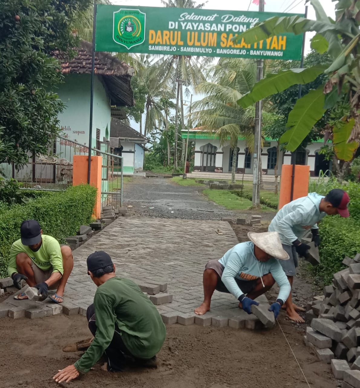 Pavingisasi Jalan ke Pondok Darul Ulum Salafiyyah Sambimulyo Mulai Dikerjakan